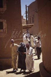 Image du Maroc Professionnelle de  Des berbères traversent une des rues à l'intérieur de l'ancienne Kasbah de Ouarzazate après avoir accompli la prière du Vendredi, le 22 Août 1997. (Photo / Abdeljalil Bounhar)